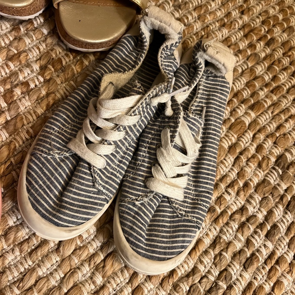 Women’s or big girls summer shoe sandals bundle. Size 6 - Picture 3 of 5
